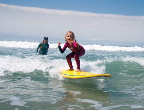 Il surf è un gioco meraviglioso. Impariamolo da bambini con corsi di surf mirati
